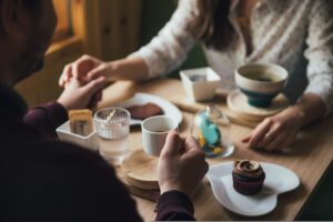זוג בפגישה ראשונה בבית קפה – דייטינג דיגיטלי