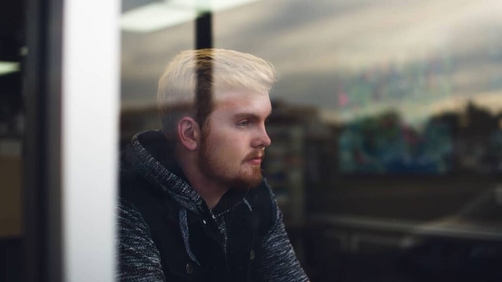 גבר במחשבה עמוקה - חקירה עצמית והתמודדות עם ריקנות