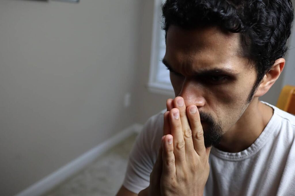 גבר חווה קיפאון רגשי ומצוקה נפשית